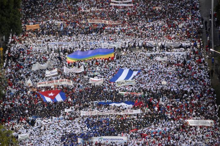 Kuva väkijoukosta kuubalaisia marssimassa Havannassa vappuna 2022.